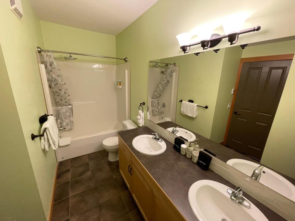 Renovated Condo, 2Br, 2Ba, Heated Pool, 3 Hot Tubs, Pets Welcome! Canmore Exterior photo