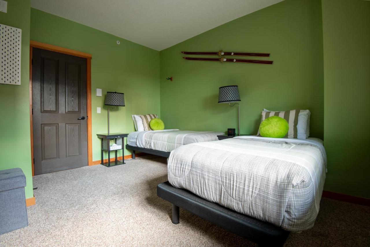Renovated Condo, 2Br, 2Ba, Heated Pool, 3 Hot Tubs, Pets Welcome! Canmore Exterior photo